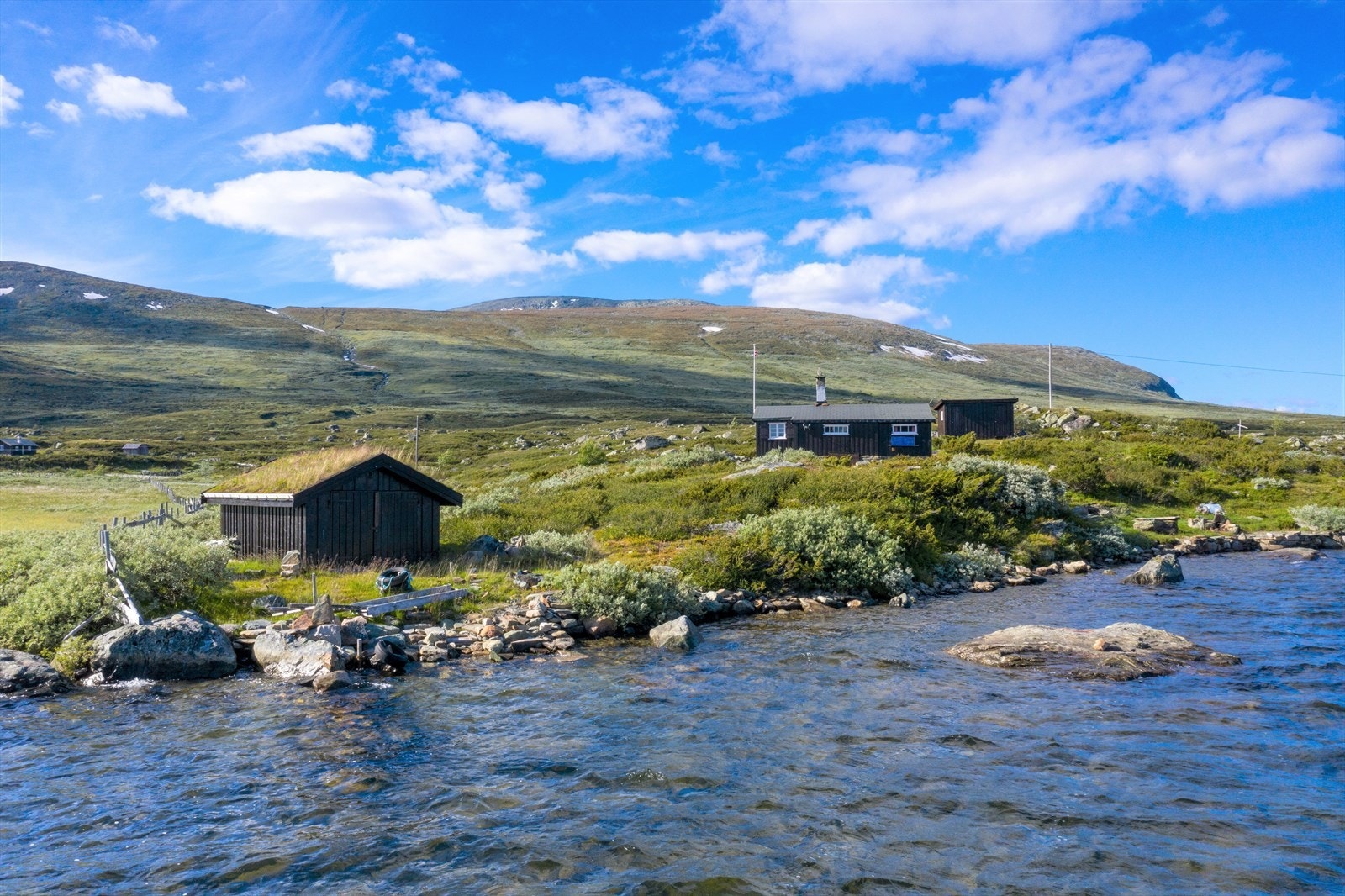 Bestående av hytte, uthus og naust. Galleribilde