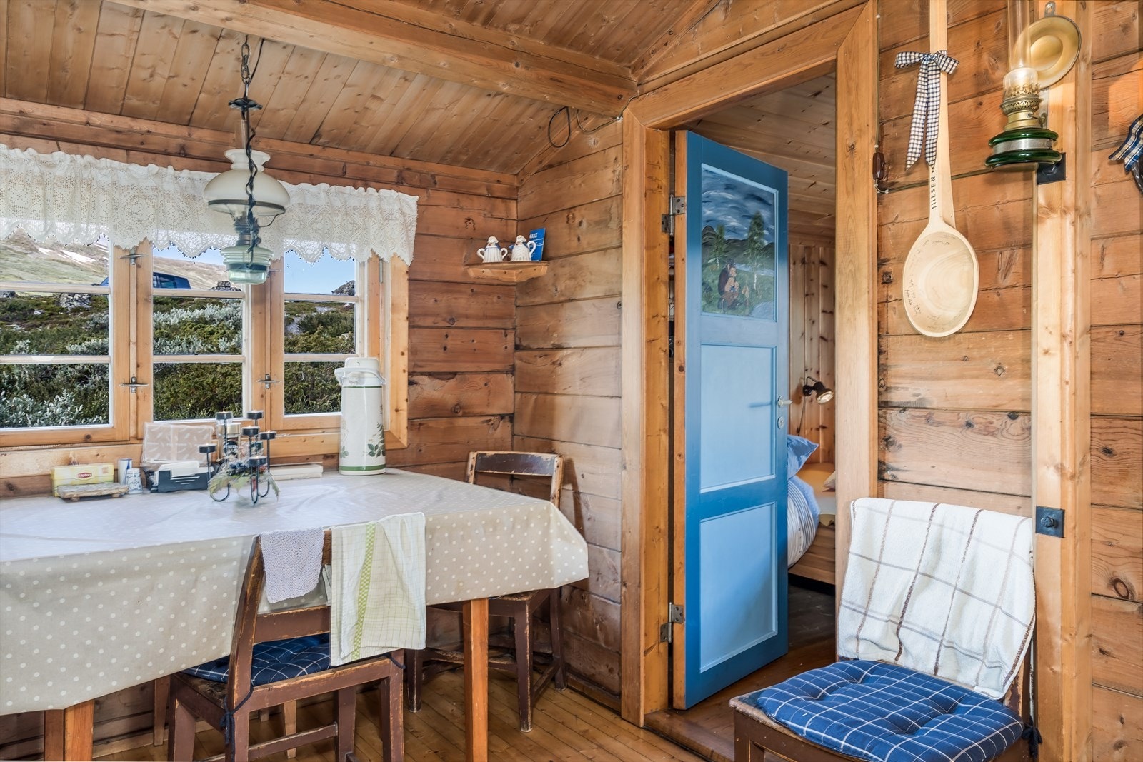 Fritidsboligen har en enkel tradisjonell hyttestandard. Galleribilde