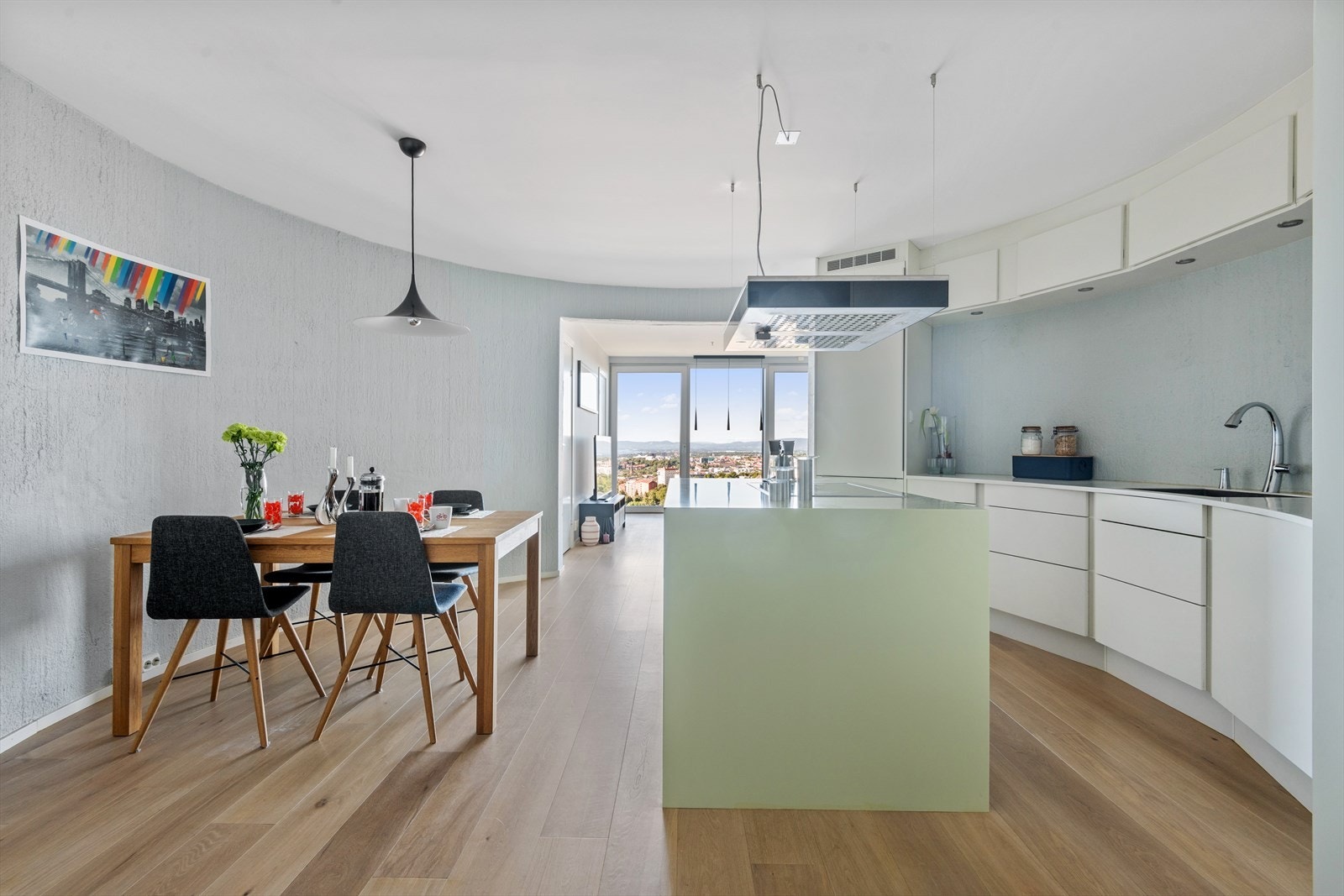 Av integrerte hvitevarer er det installert induksjonstopp, stekeovn, kjøl- fryseskap, og oppvaskmaskin. Galleribilde