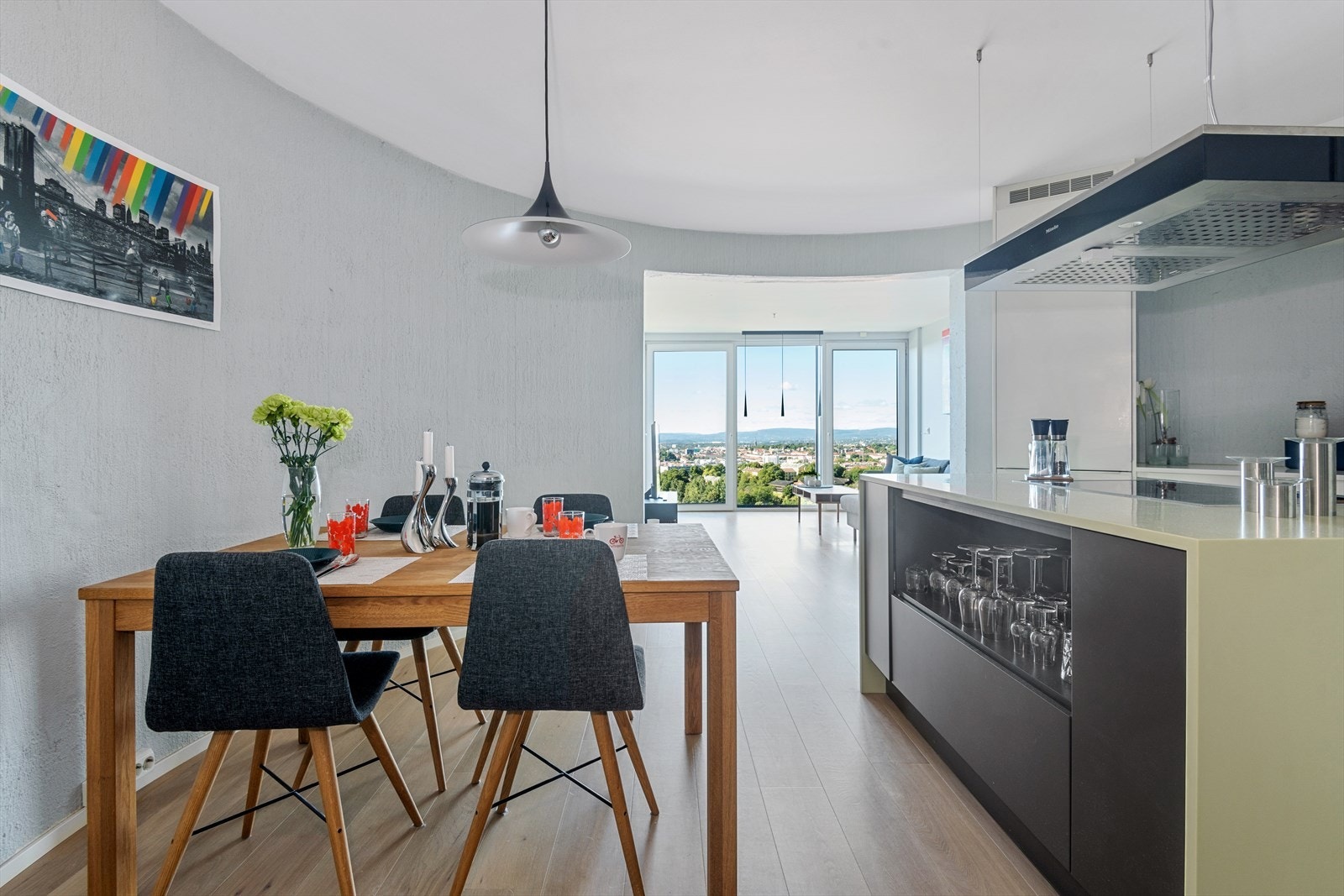 Kjøkkenet er fra 2014 og har et stilrent design fra HTH med integrerte hvitevarer fra Miele. Galleribilde