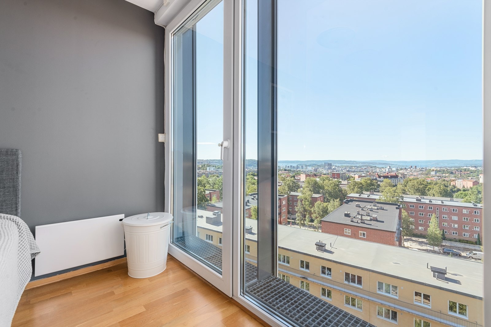 Den høytliggende beliggenheten i byggets 8. etg gjør at du har ingen innsyn, kun fantastisk utsyn! Galleribilde