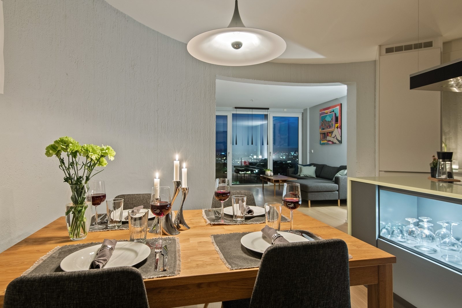 God plass til spisebord for deg og dine middagsgjester. Galleribilde