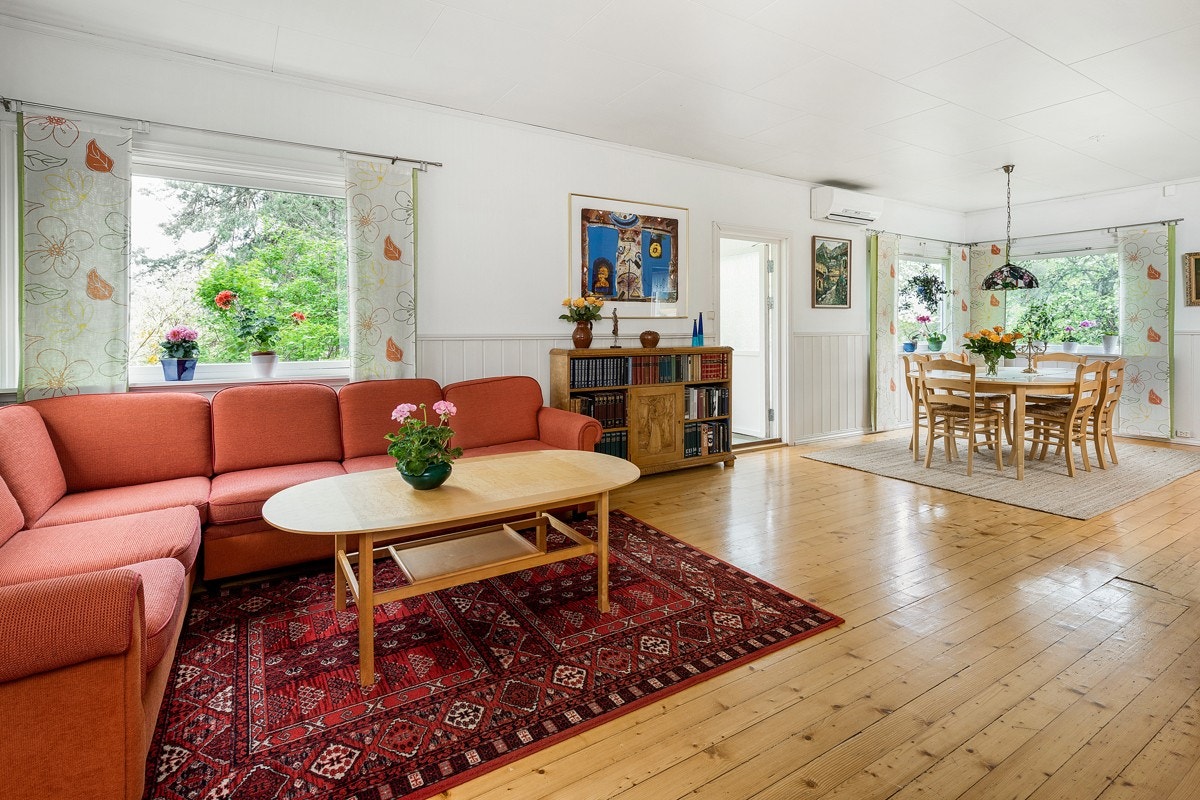 Utenfor kjøkkenet ligger stuen som er tilknyttet en glassveranda. Galleribilde