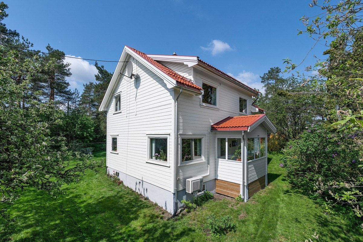 Den er godt opparbeidet med gruset innkjørsel og en hage som omkranser boligen. Galleribilde