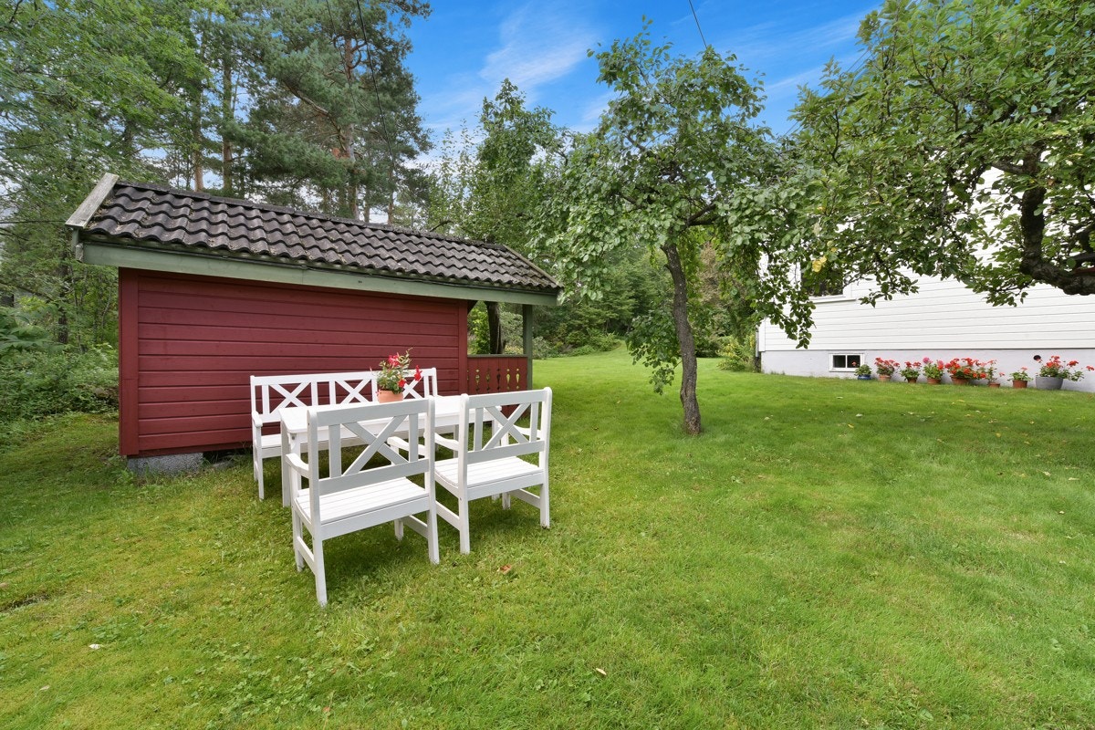 Beplantningen er frodig og sørger for skjermede uteområder med lite innsyn. Galleribilde