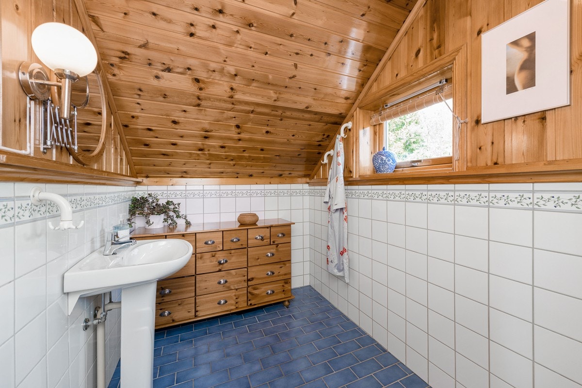 Badet er romslig og det er godplass til oppbevaringsmøblemet. Galleribilde