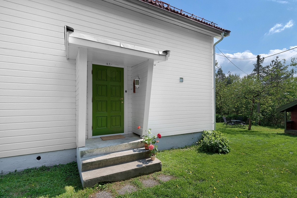 Fra gårdsplassen er det adkomst til boligen via et overbygd inngangsparti. Galleribilde