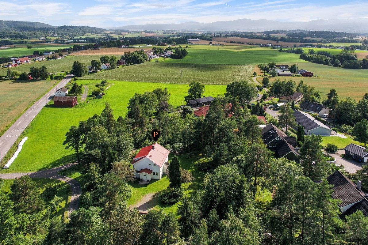 Myhreveien 2 er en trivelig enebolig, med en god planløsning over to etasjer, pluss kjeller. Galleribilde