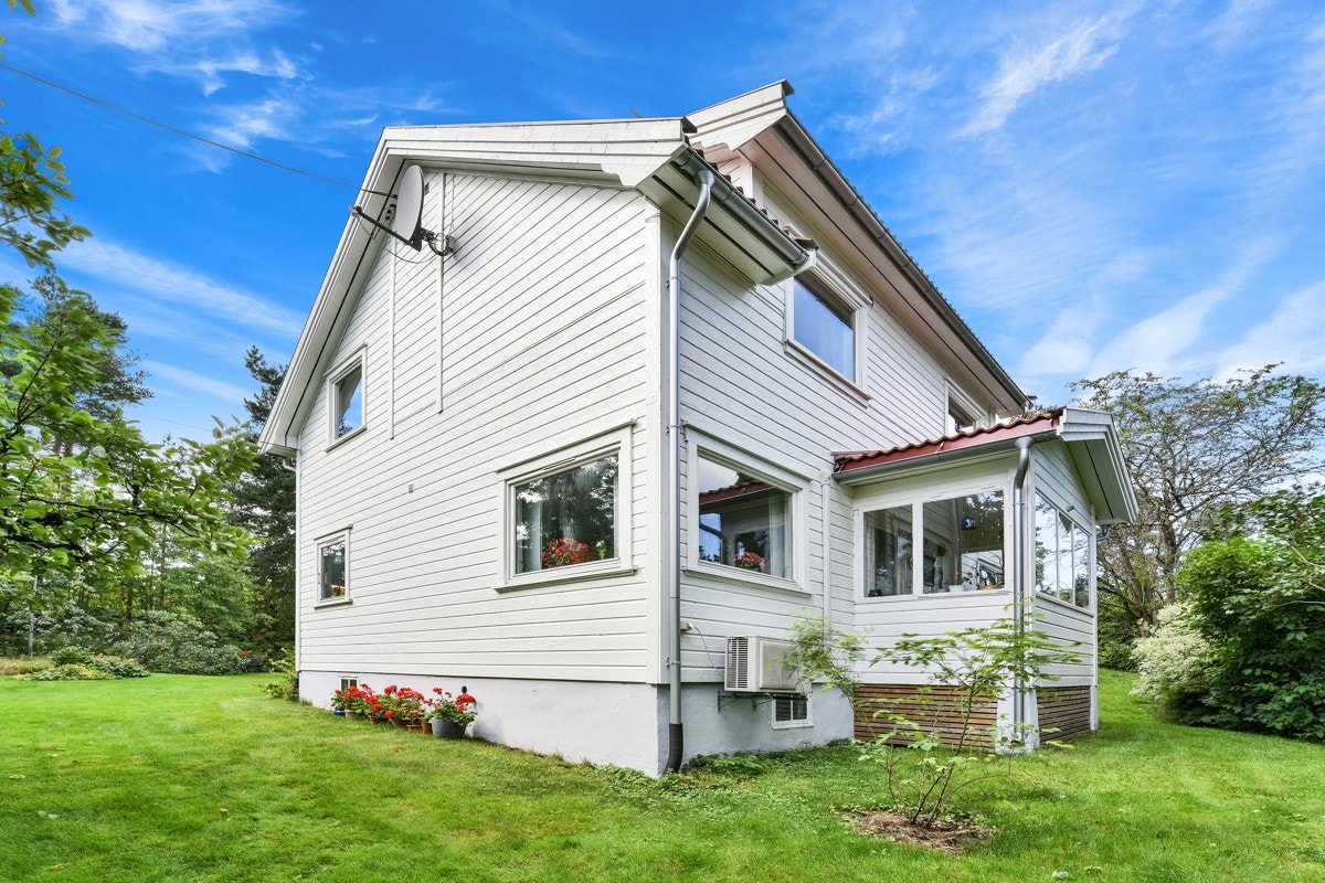 Pent opparbeidet hage som omkranser boligen. Galleribilde