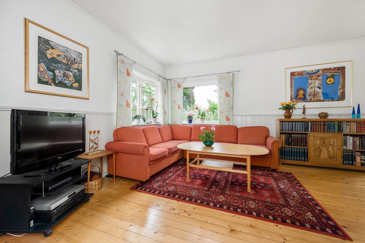 Det er god plass til både spisestue og sofagruppe. Galleribilde