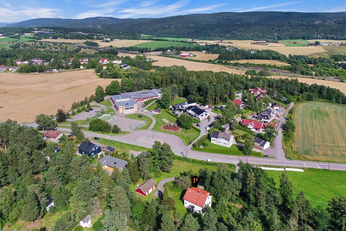 Området har nærhet til skoler, barnehager og offentlig kommunikasjon, samt et rikt utvalg av fasiliteter og servicetilbud. Galleribilde