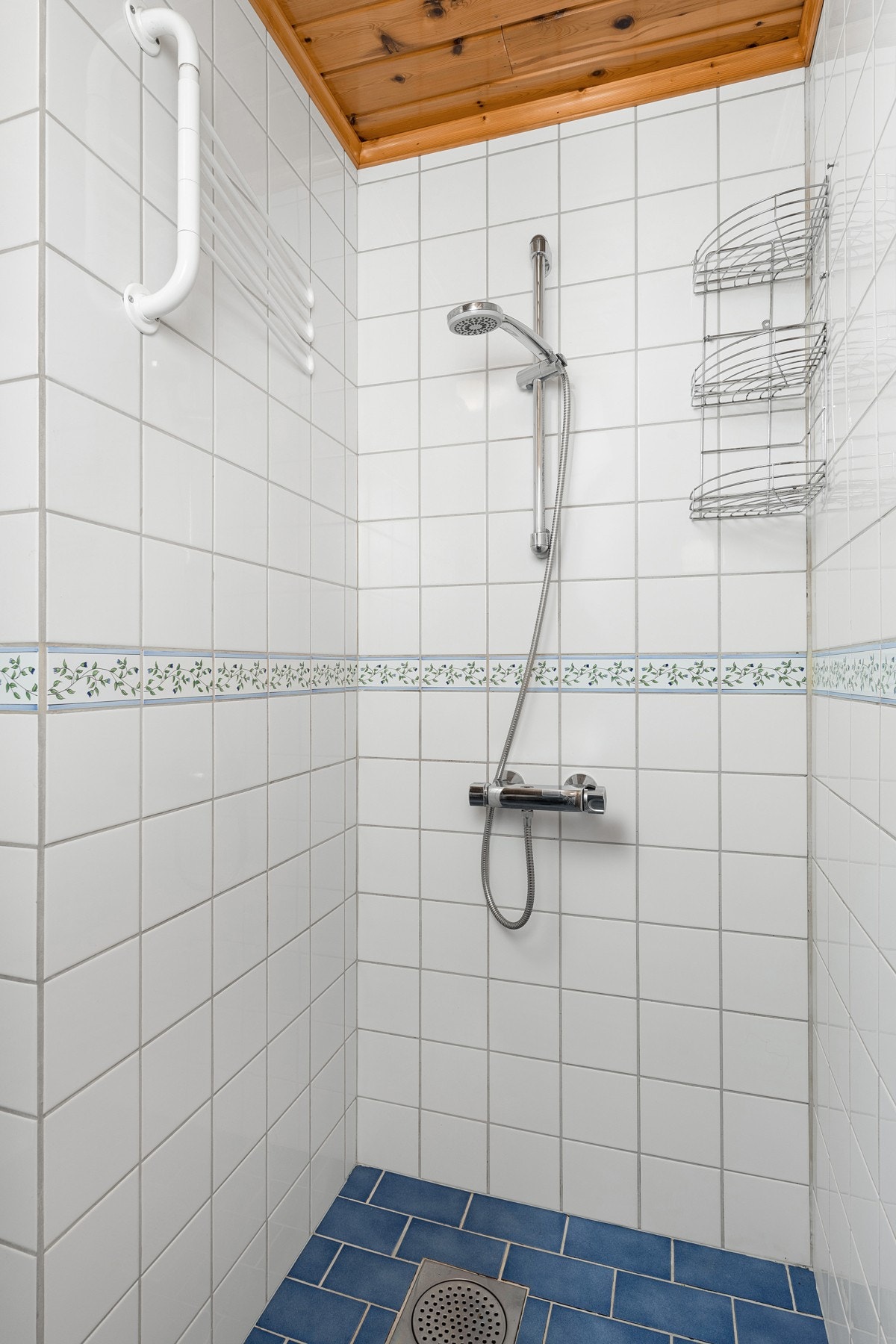 Badet er utstyrt med en dusjnisje. Galleribilde