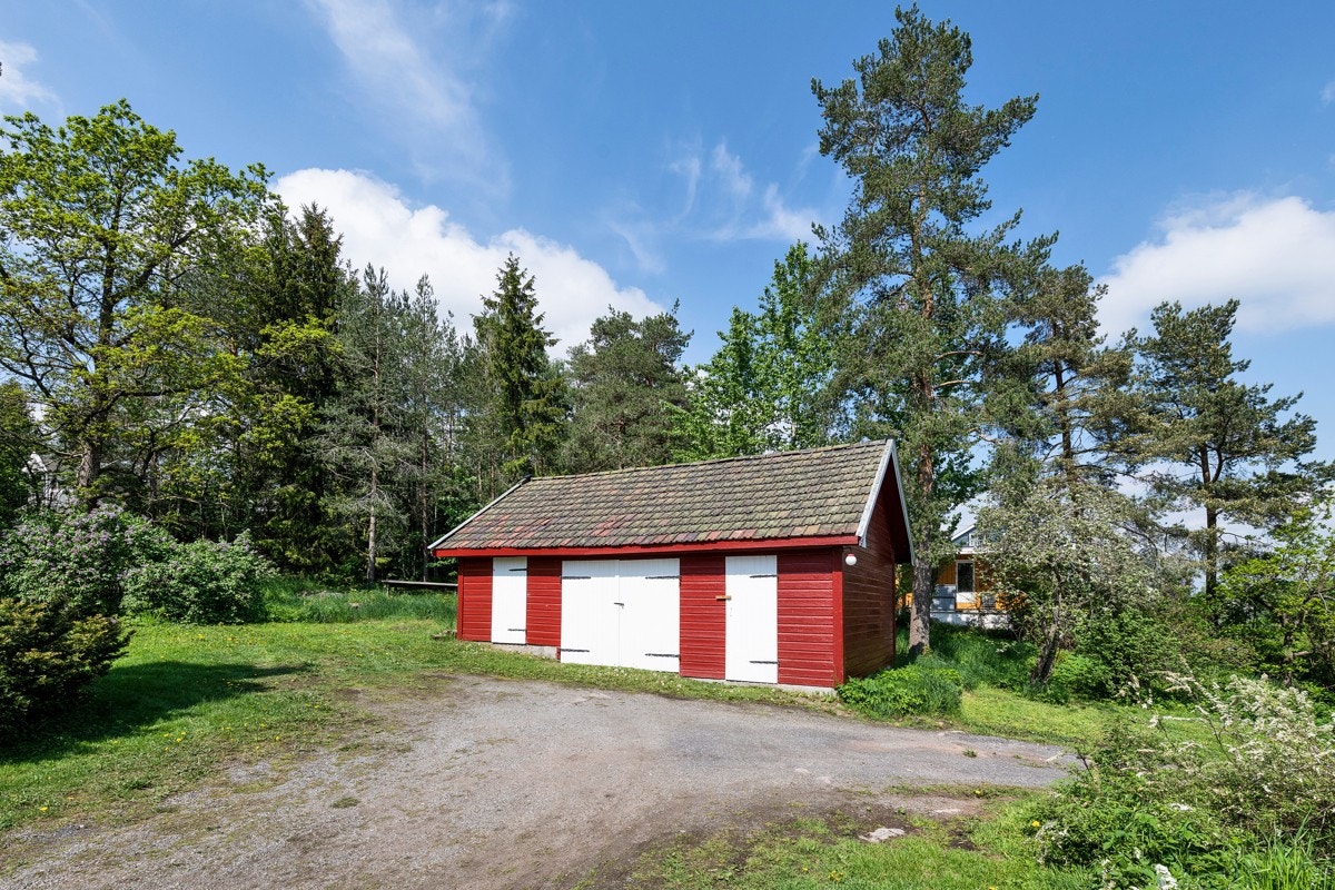 Det er gode oppbevaringsmuligheter i uthuset på 38 kvm. Galleribilde