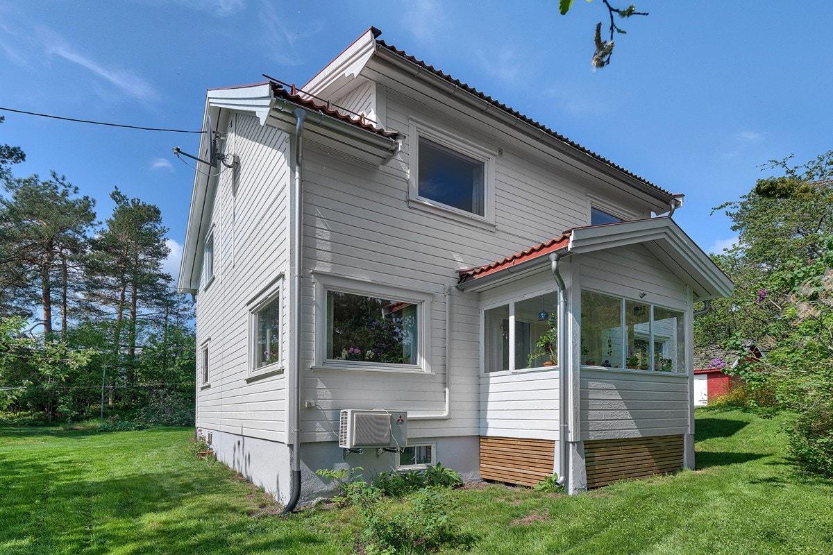 Hagen har gressplen, prydbusker, trær og pent beplantede bed. Galleribilde