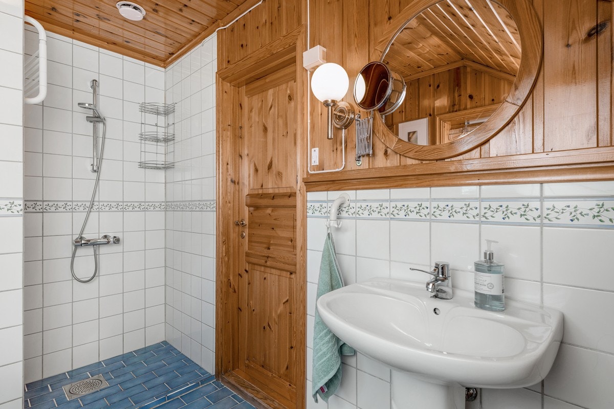 Badet er også utstyrt med søyleservant med speil og lys over og et frittstående toalett. Galleribilde