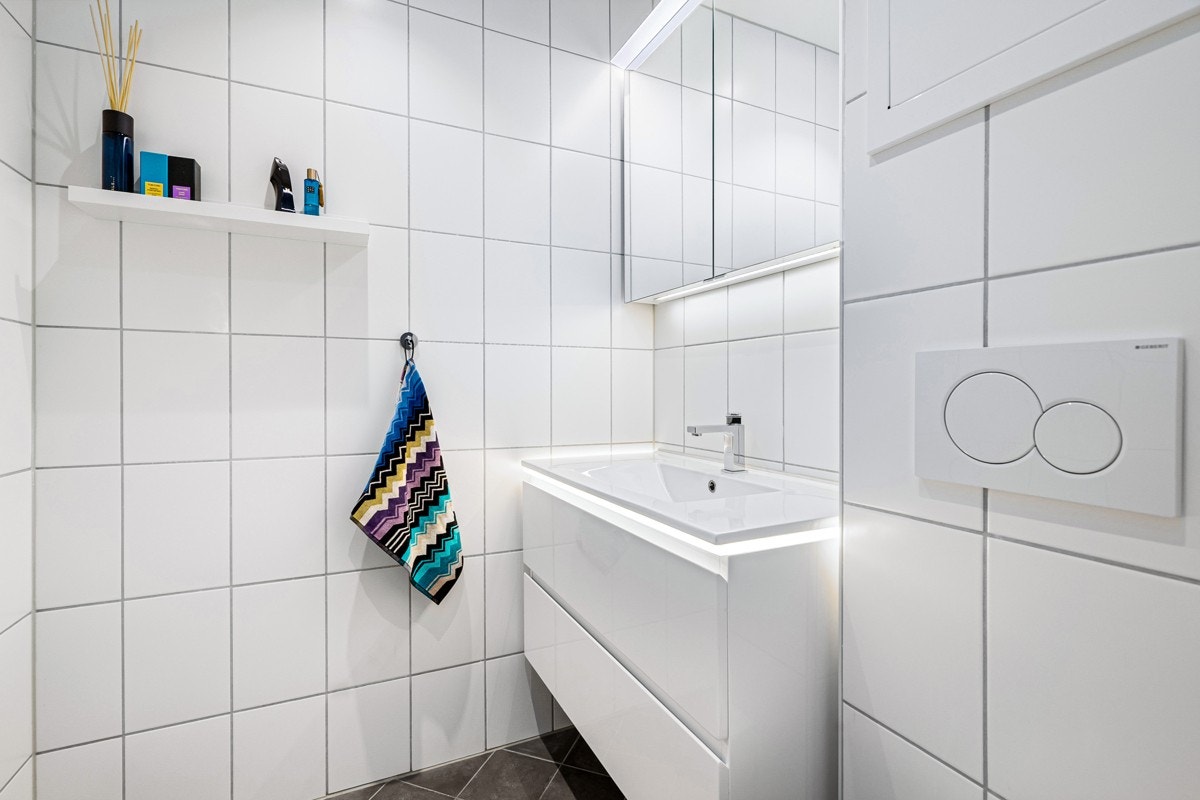 Wc fra 2016 med toalett, servant med underskap og speil med belysning Galleribilde