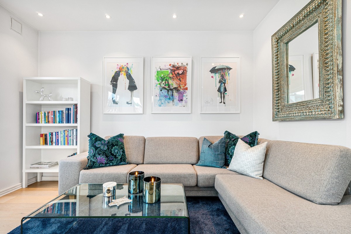 God plass til stor hjørnesofa med tilhørende møblement Galleribilde