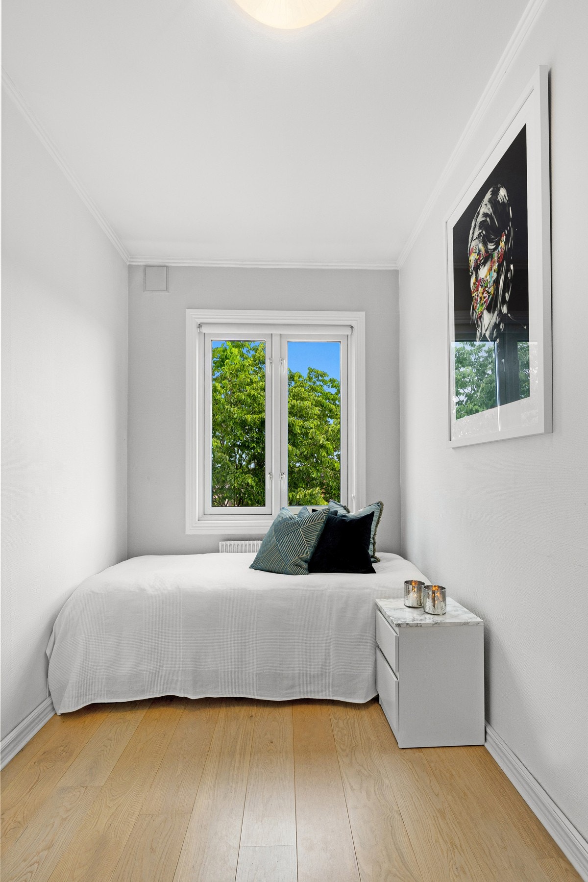 Soverom 2 med god plass til dobbeltseng Galleribilde