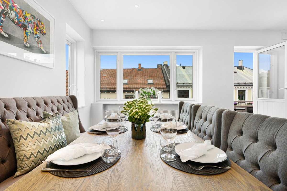 God plass til spisebord med plass til mange gjester Galleribilde