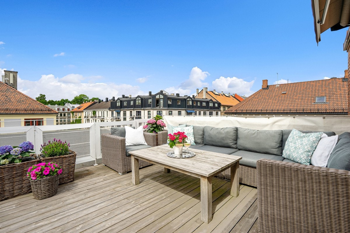 Terrassen ligger skjermet til med lite innsyn Galleribilde