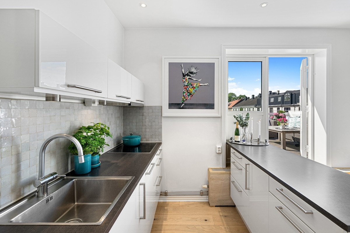 Kjøkkenet har godt med lys fra to sider og oppleves som meget romslig Galleribilde