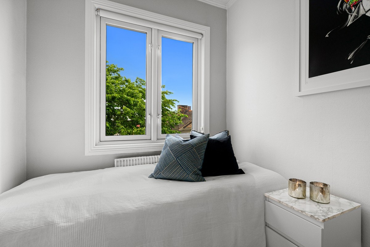 Begge soverommene er vendt ut mot rolig bakgård Galleribilde