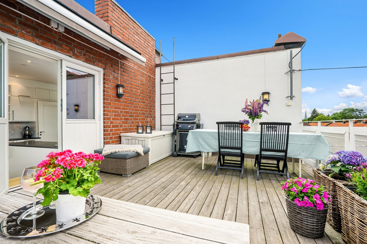 Stor vestvendt takterrasse på 23 kvm med god plass til loungemøblement, langbord og utegrill m.m.. Galleribilde