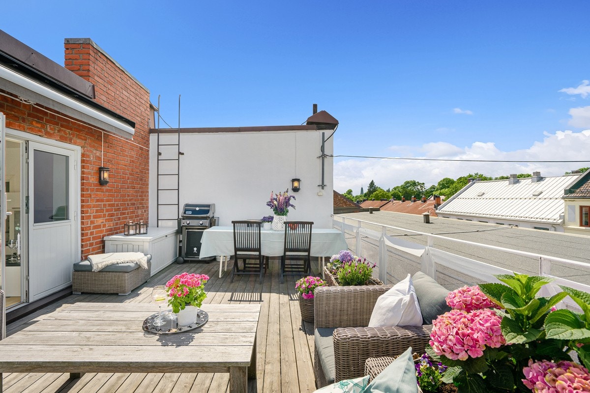 Den store terrassen gjør det mulig å invitere venner og bekjente til middag og en uforglemmelig sommerkveld Galleribilde