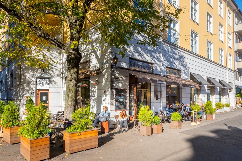 Nyt en kaffe i solen på nabolagskaféen Kaffebrenneriet Galleribilde