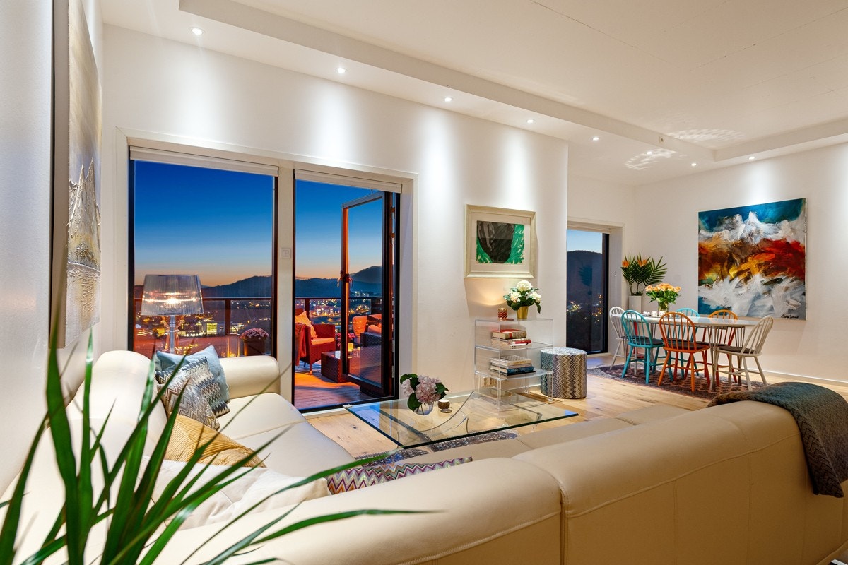 Stue/kjøkken er totalt på 49 m² med bl.a. selvrensende panoramavindu. Galleribilde