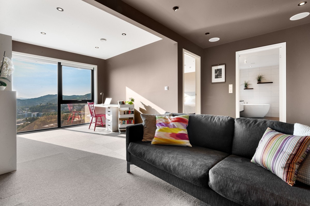 TV-stuen har innfelt downlightsbelysning og integrert surround system med høytalere i taket. Galleribilde