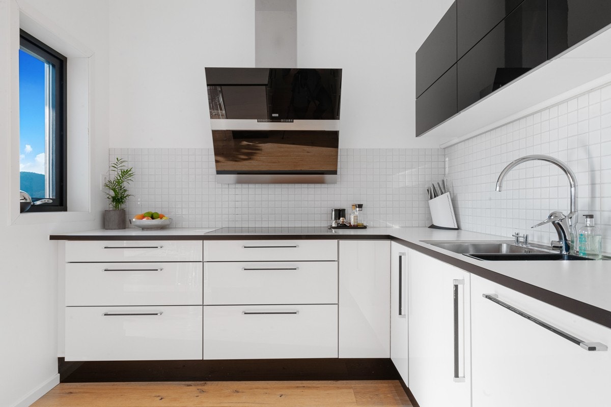 Stilfult kjøkken med innredning fra DESIGNA. Franke design vifte. Integrerte hvitevarer fra Miele og Samsung. Galleribilde