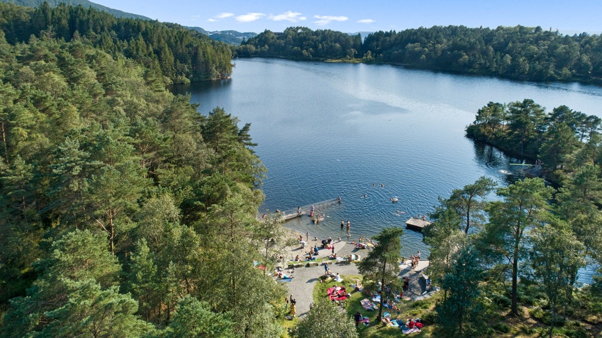 Fra Nils Langhelles vei er det kort avstand til bl.a. tur og bademulighet ved Storavatnet. Galleribilde