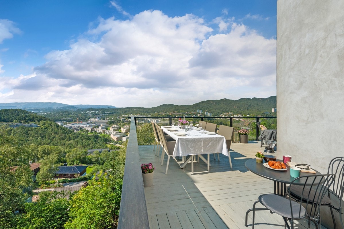 Terrassen er inndelt i tre soner hvor det er rikelig med plass til spisebord, grill, sittegrupper og solsenger. Galleribilde