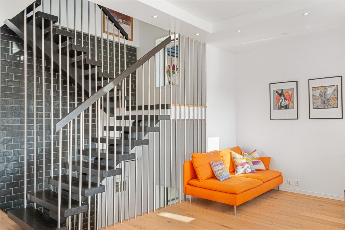 Boligen har installert alarm med videoovervåking, hoveddør med kodelås og seriekoblet røykvarsleranlegg Galleribilde