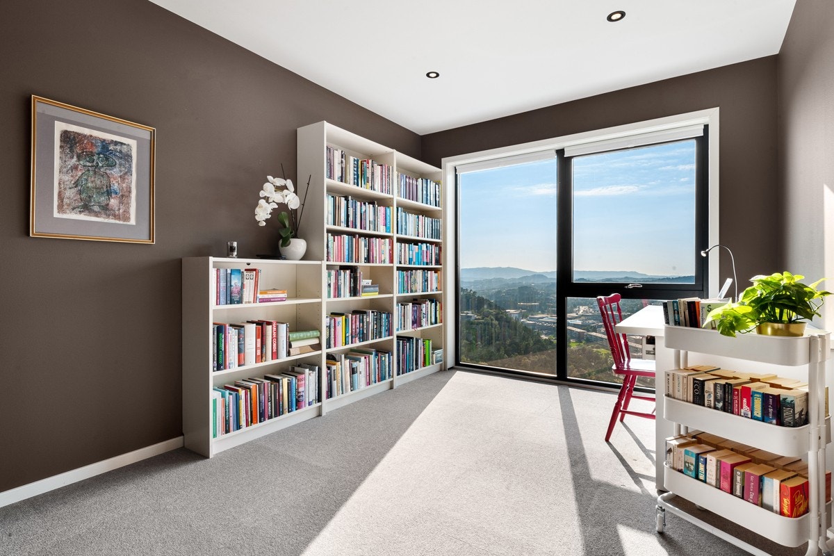 Dagens eier har brukt dette rommet som en kombinasjon av TV-stue og hjemmekontor. Galleribilde