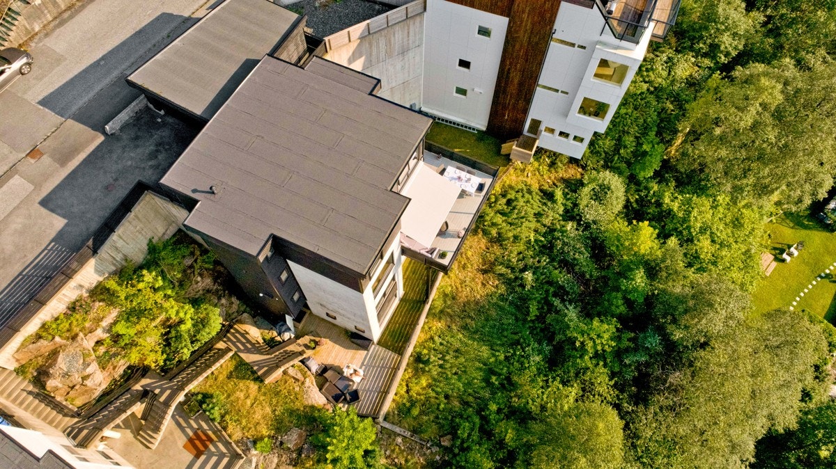 Hageleiligheten har eget inngangsparti på gavlsiden ved husets underetasje. Galleribilde