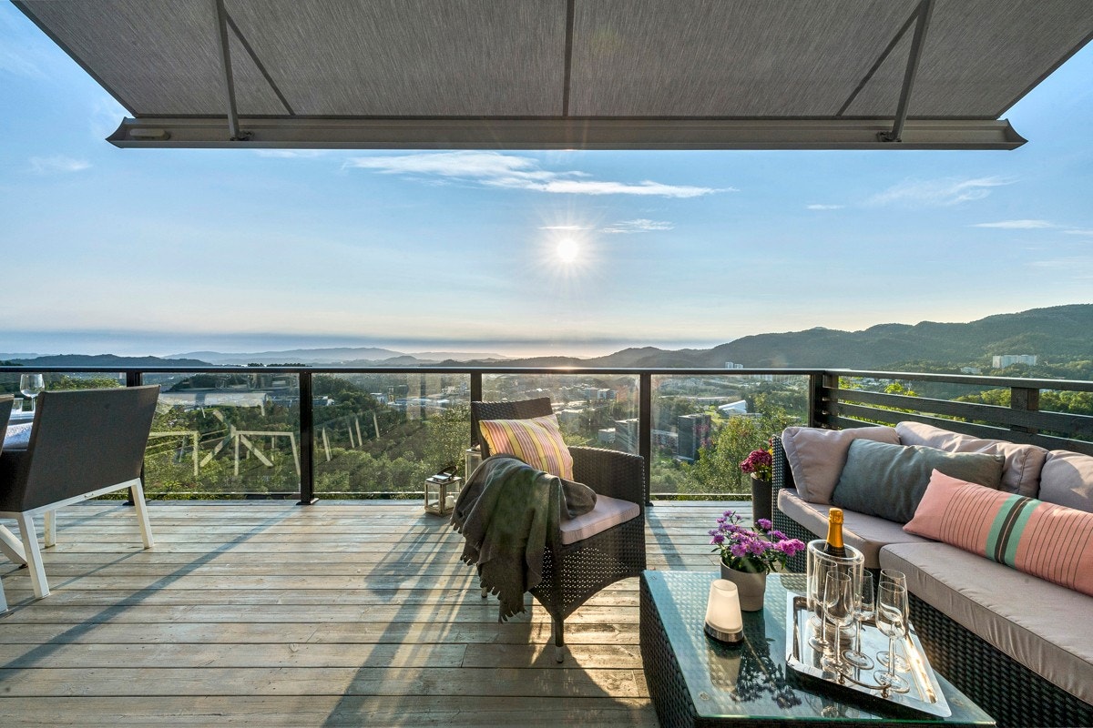 Terrasse på 30 m² med praktfull utsikt og sol fra kl 10:00 til kl 22:30 (midtsommers) Galleribilde