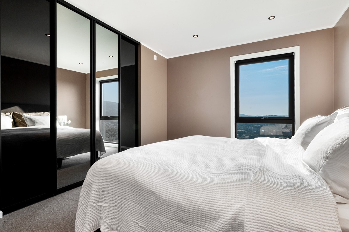 Hoveddelen har fire store soverom + kontor/gjesterom. Galleribilde