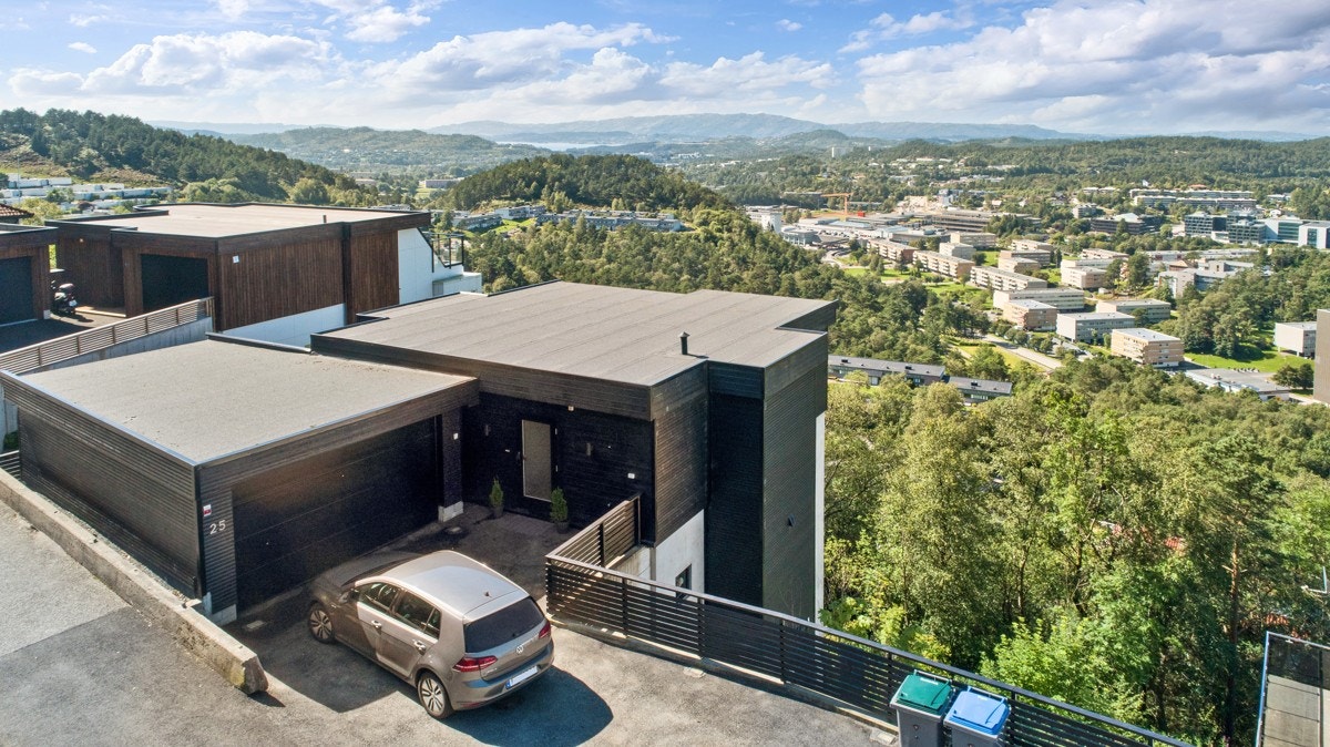 Byggeår 2013 - Bruttoareal 291 m² + garsje på 35 m² + terrasse på 30 m² Galleribilde