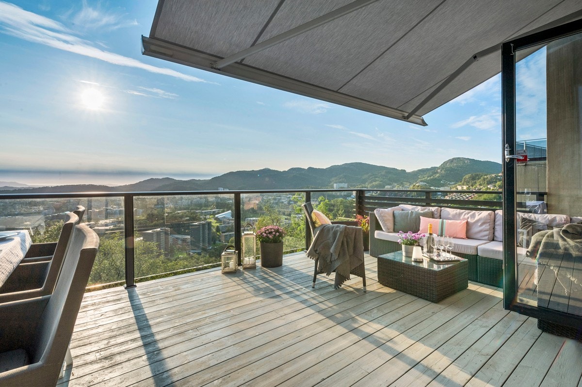 El. styrt markise som er vannavstøtende og har vindsensor. Galleribilde