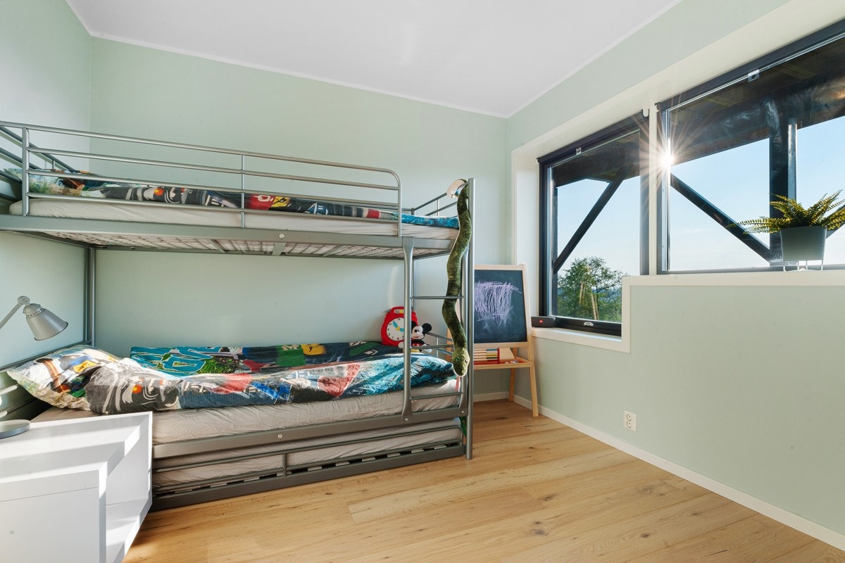 Alt hovedlys kan styres fra fjernkontroll eller bryter i 1. og 3. etasje. Galleribilde