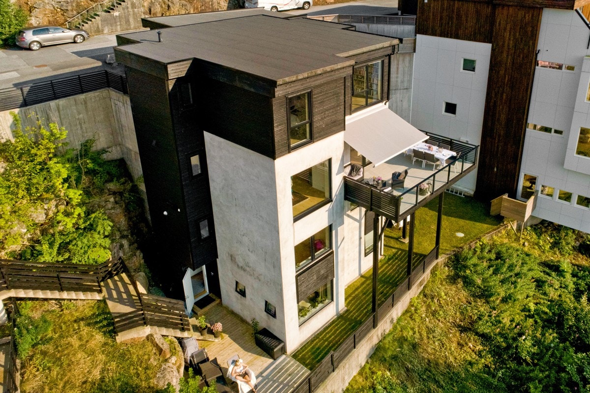 3-roms hageleilighet med egen inngang og egen terrasse. Betongskille mellom etasjene. Galleribilde