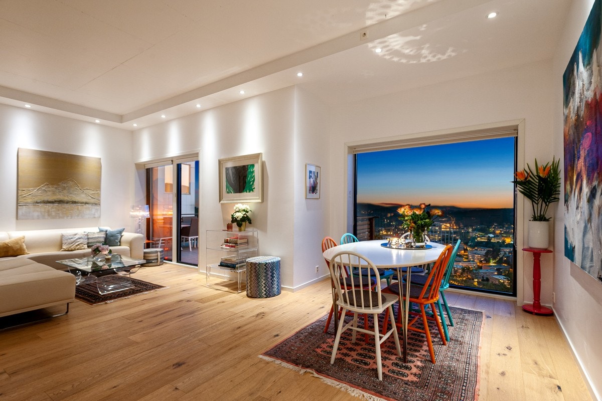 Boligen har utstrakt bruk av downlightsbelysning. Galleribilde