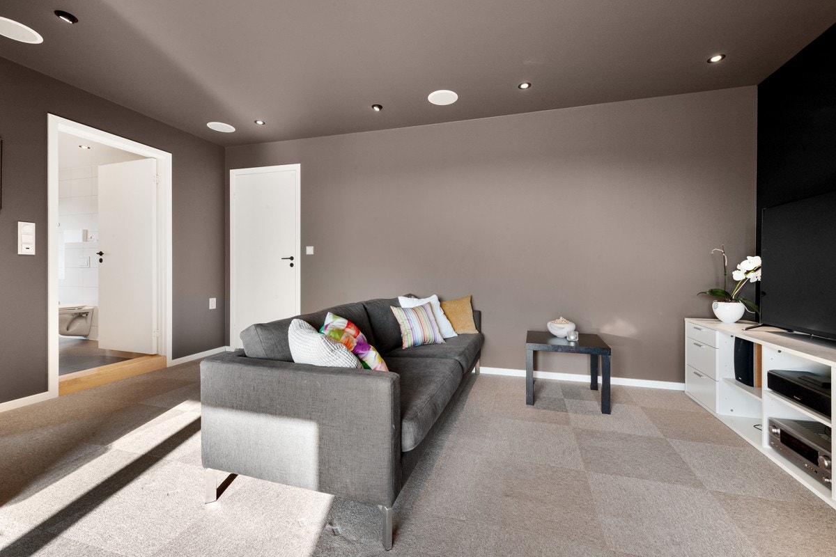 TV-stuen er 22 m². Huset har fiber både fra Altibox og Telenor. Galleribilde