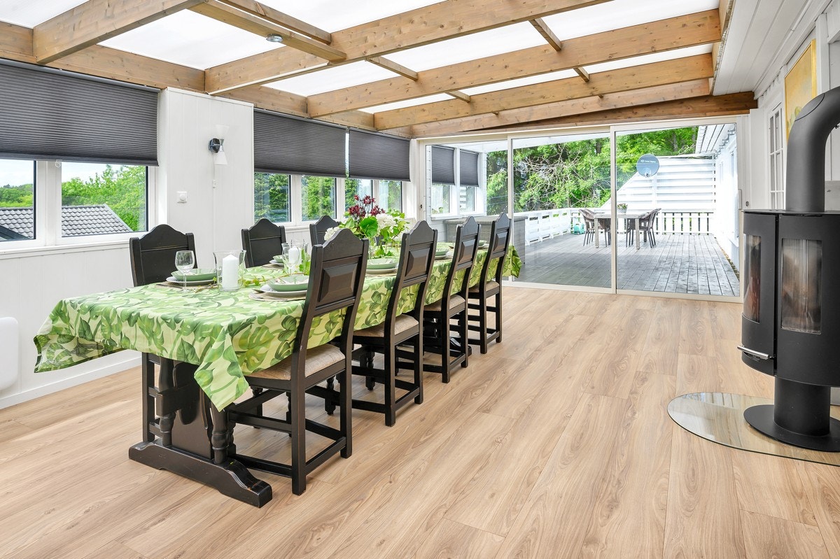 Hagestue med utgang til terrasse Galleribilde