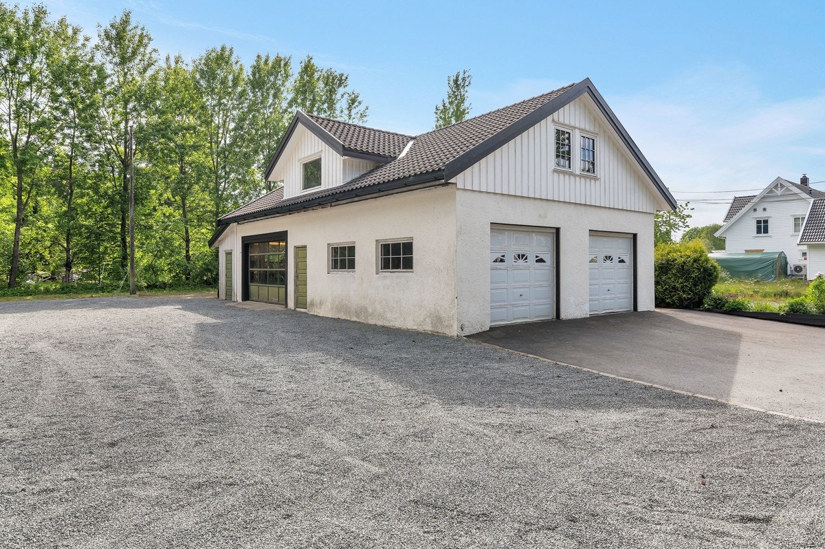 Stor dobbel garasje med plass til flere biler, verksted og loft Galleribilde