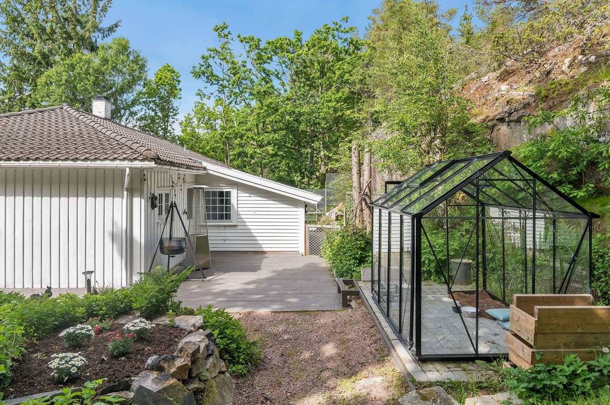 Hage med drivhus og kort vei til nydelige turområder Galleribilde