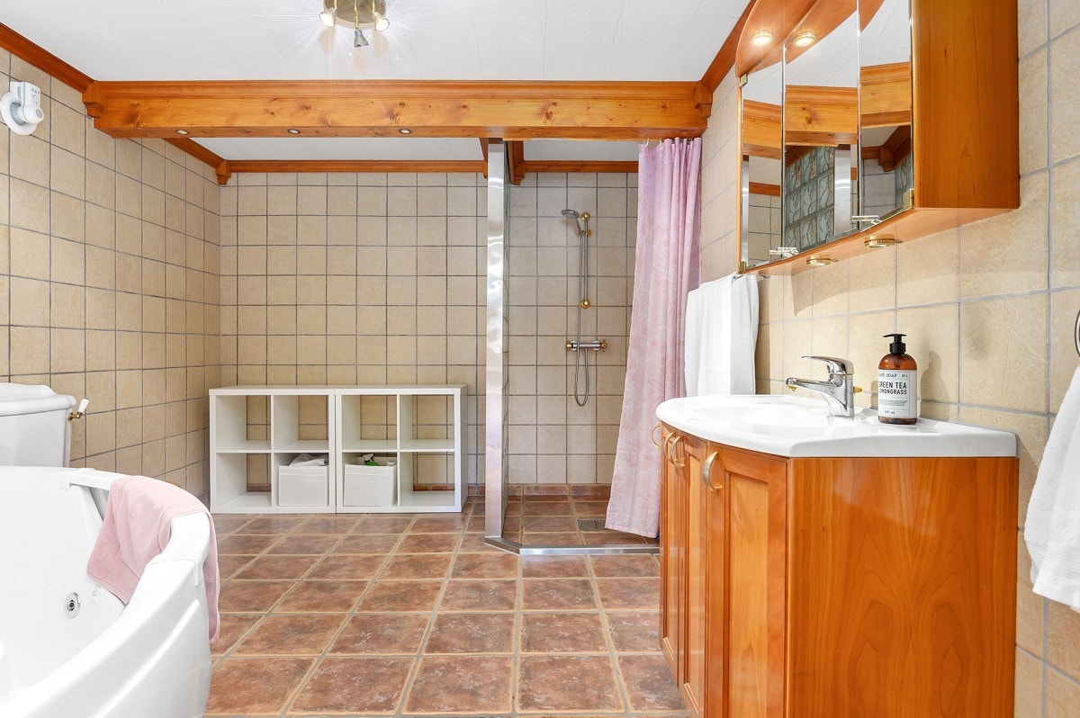 Flislagt bad i 1.etg med dusj og boblebadekar Galleribilde