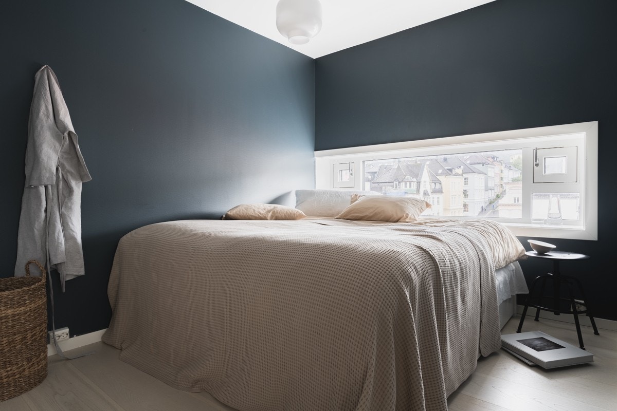 Hovedsoverommet er like ved badet, og har plass til dobbeltseng og garderobe. Galleribilde